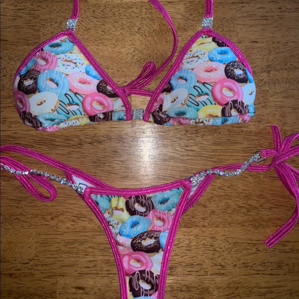 Posing suit